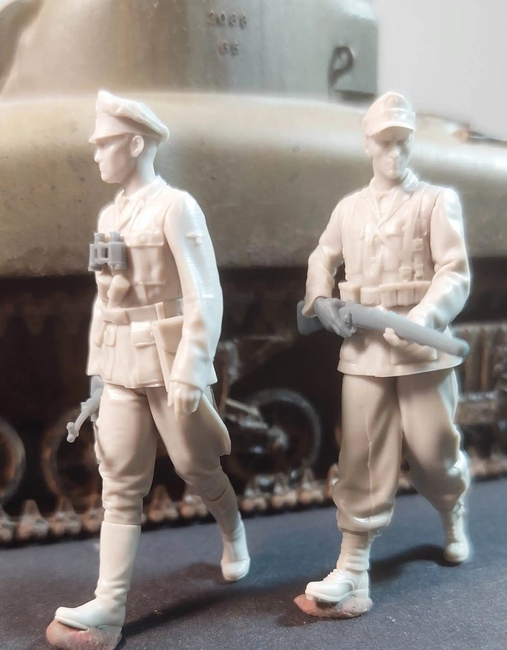 1/35 WWI Soldiers in Period Uniform, 2 Figures, Resin Model Figure Kit, Unassembled and Unpainted