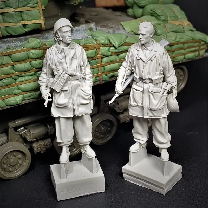 1/35 WWII Paratroopers Italy 1944, 2 Figures, Resin Model Figure Kit, Unassembled and Unpainted