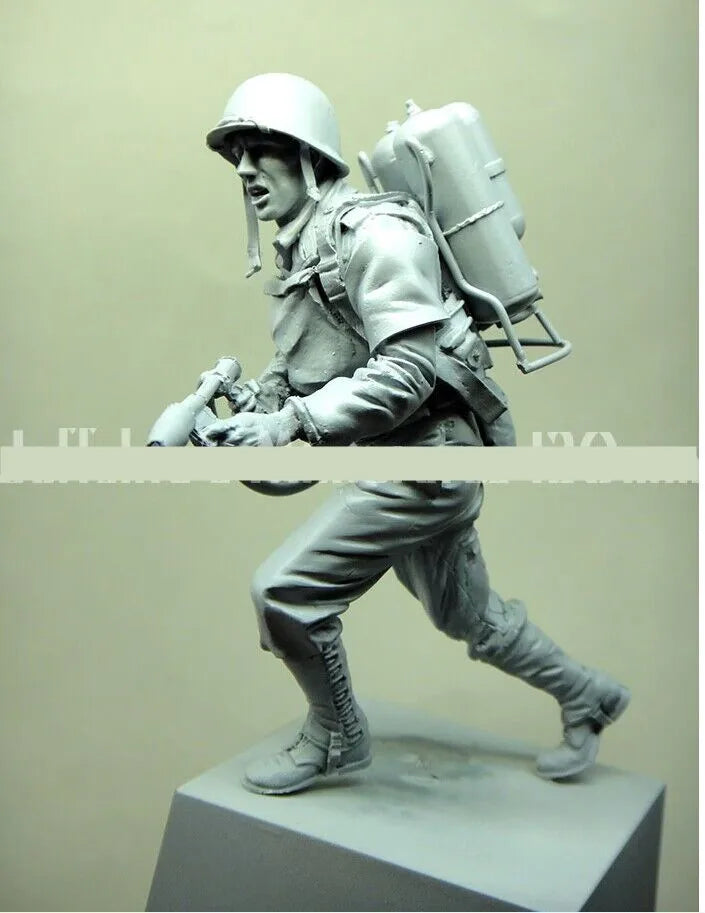 1/16 WWII American Infantryman Advancing with Full Pack, Resin Model Figure Kit, Unassembled and Unpainted