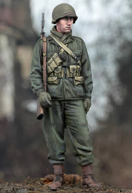 1/35 WWII Military Soldiers with Rifles, 2 Figures, Resin Model Figure Kit, Unassembled and Unpainted