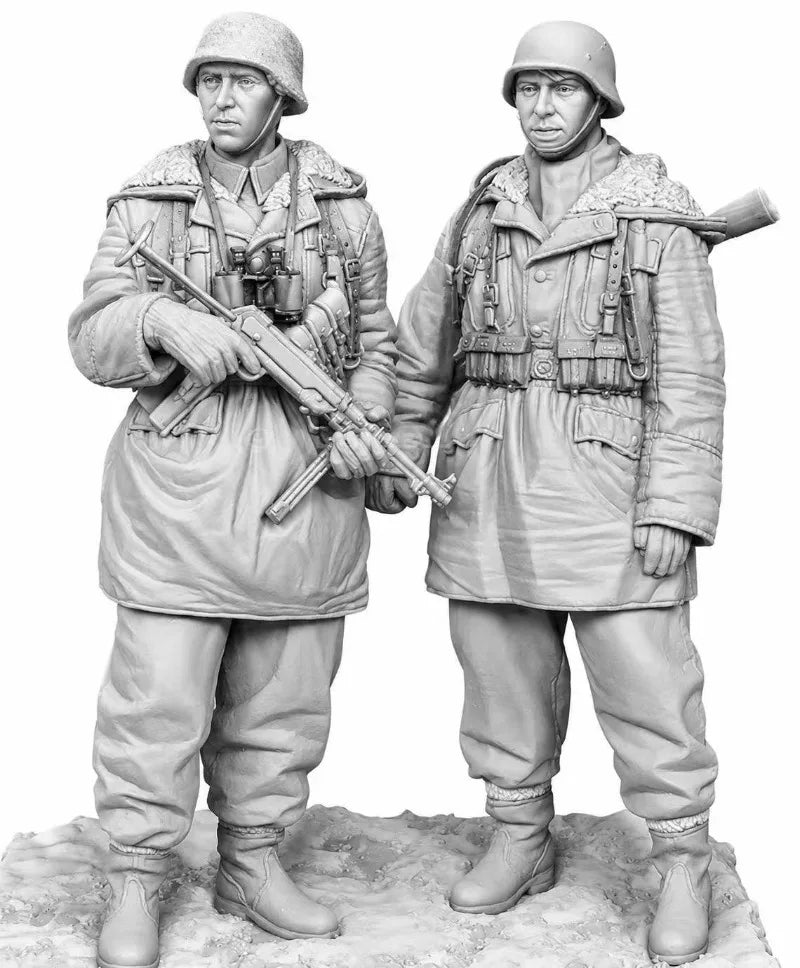 1/35 WWII German Winter Combat Pair with MP40, 2 Figures, Resin Model Figure Kit, Unassembled and Unpainted