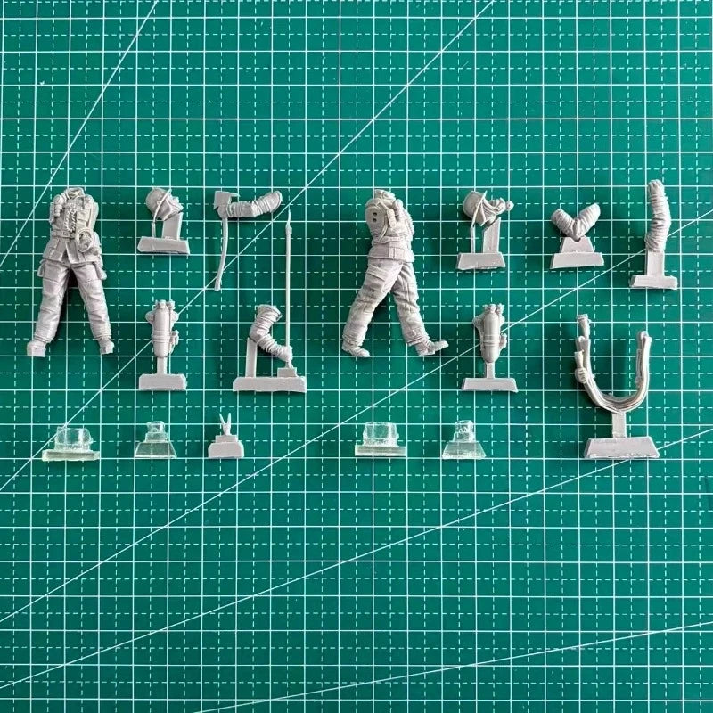 1/35 Modern Firefighters with Protective Masks, 2 Figures, Resin Model Figure Kit, Unassembled and Unpainted