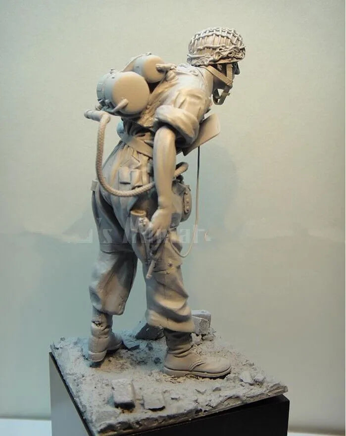 1/16 WWII US Flamethrower Operator Attacking, Resin Model Figure Kit, Unassembled and Unpainted