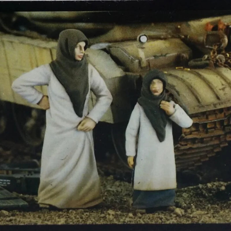 1/35 Modern Arab Civilians, 2 Figures, Resin Model Figure Kit, Unassembled and Unpainted