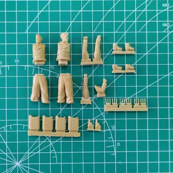 1/35 WWII German Fuel Transport Soldiers, 2 Figures, Resin Model Figure Kit, Unassembled and Unpainted