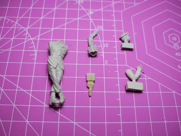 1/35 WWII British Tank Driver, Resin Model Figure Kit, Unassembled and Unpainted