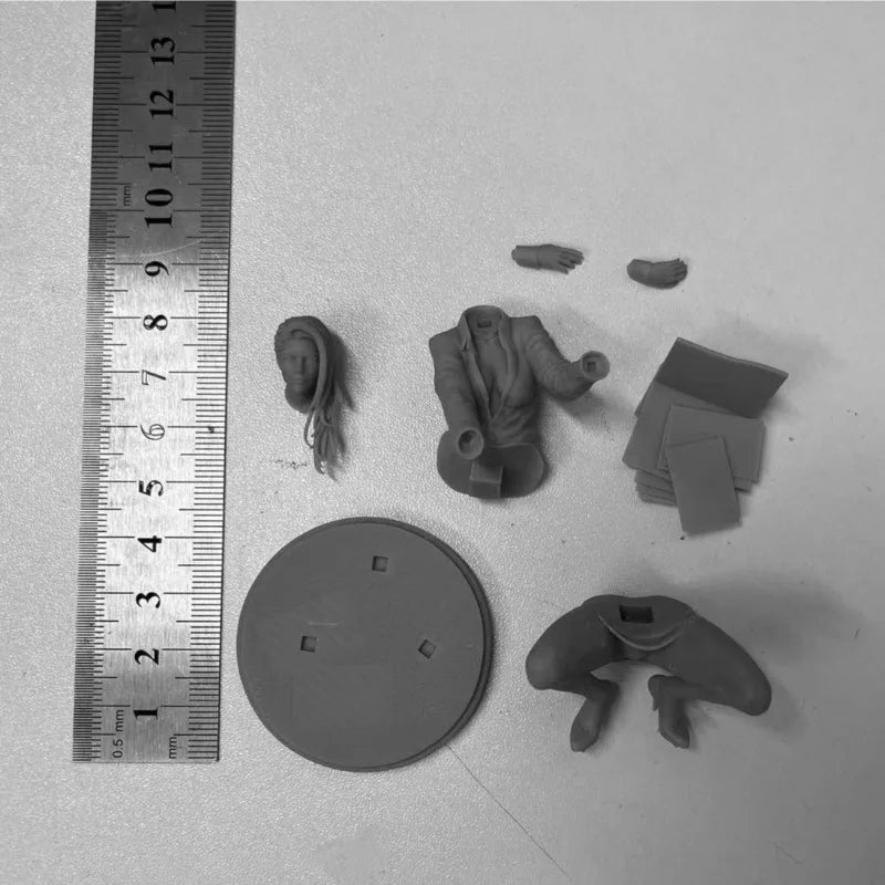 1/24 Modern Female Developer Crouching with Laptop, Resin Model Figure Kit, Unassembled and Unpainted