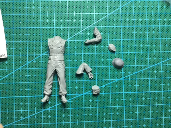 1/35 WWII German Panzer Crewman Standing, Resin Model Figure Kit, Unassembled and Unpainted