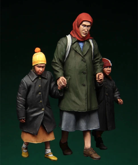 1/35 WWII Soviet Refugees, 3 Figures, Resin Model Figure Kit, Unassembled and Unpainted