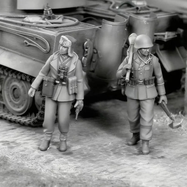 1/35 WWII German Officers in Peaked Caps, 2 Figures, Resin Model Figure Kit, Unassembled and Unpainted