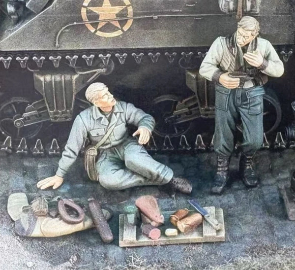 1/35 WWII US Tank Crew Chow Time, 2 Figures, Resin Model Figure Kit, Unassembled and Unpainted