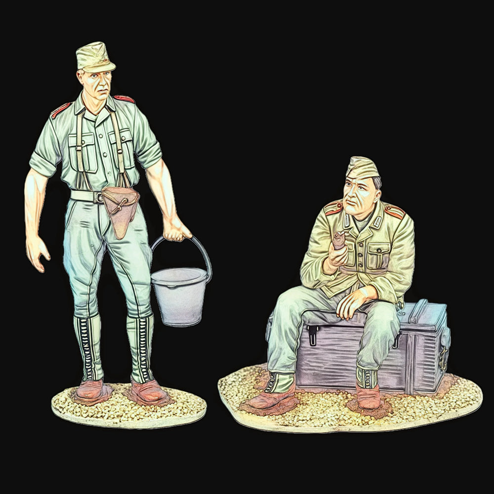 1/35 WWII German Afrika Korps Officers at Rest, 2 Figures, Resin Model Figure Kit, Unassembled and Unpainted