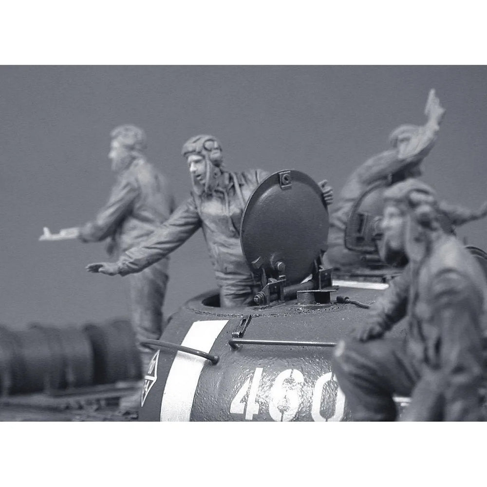 1/35 WWII Soviet Tank Crew with Standing Commander, 2 Figures, Resin Model Figure Kit, Unassembled and Unpainted