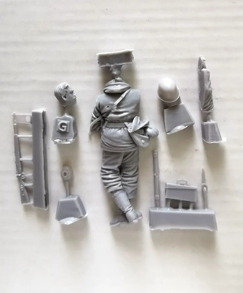 1/35 WWII Soviet Soldiers Inspect Dead Germans, 2 Figures, Resin Model Figure Kit, Unassembled and Unpainted