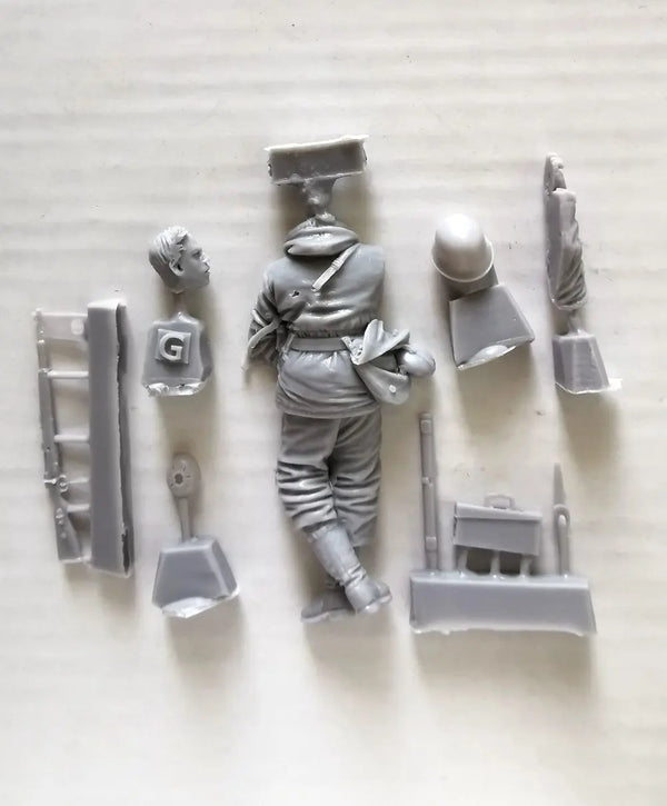 1/35 WWII Soviet Soldiers Inspect Dead Germans, 2 Figures, Resin Model Figure Kit, Unassembled and Unpainted
