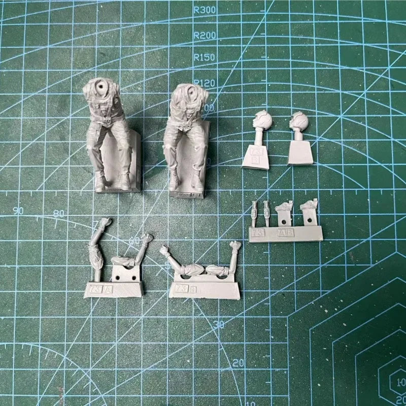 1/35 Vietnam War U.S. Helicopter Crew, 2 Figures, Resin Model Figure Kit, Unassembled and Unpainted
