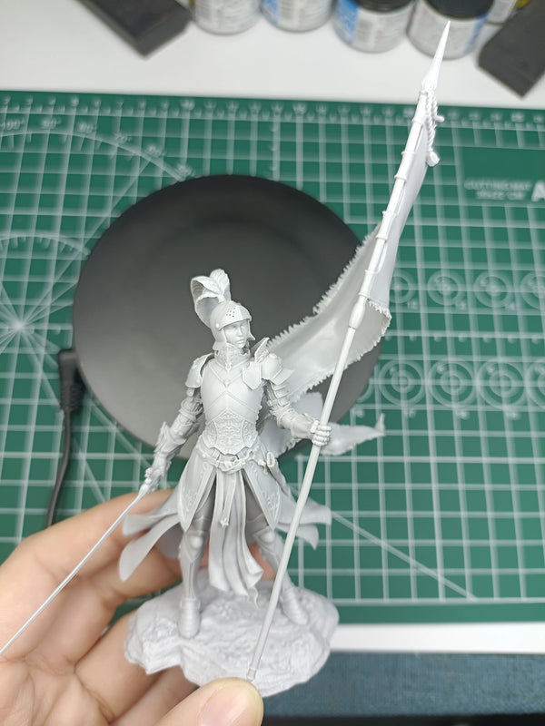 1/24 Medieval Female Warrior with Standard, Resin Model Figure Kit, Unassembled and Unpainted