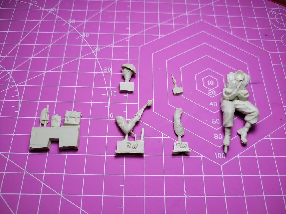 1/35 WWII German Panzergrenadier Charging with MP40, Resin Model Figure Kit, Unassembled and Unpainted