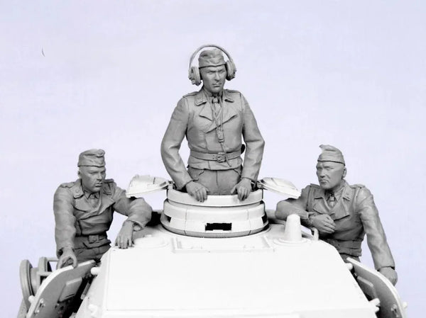 1/35 WWII Officers Studying Map at Table, 3 Figures, Resin Model Figure Kit, Unassembled and Unpainted