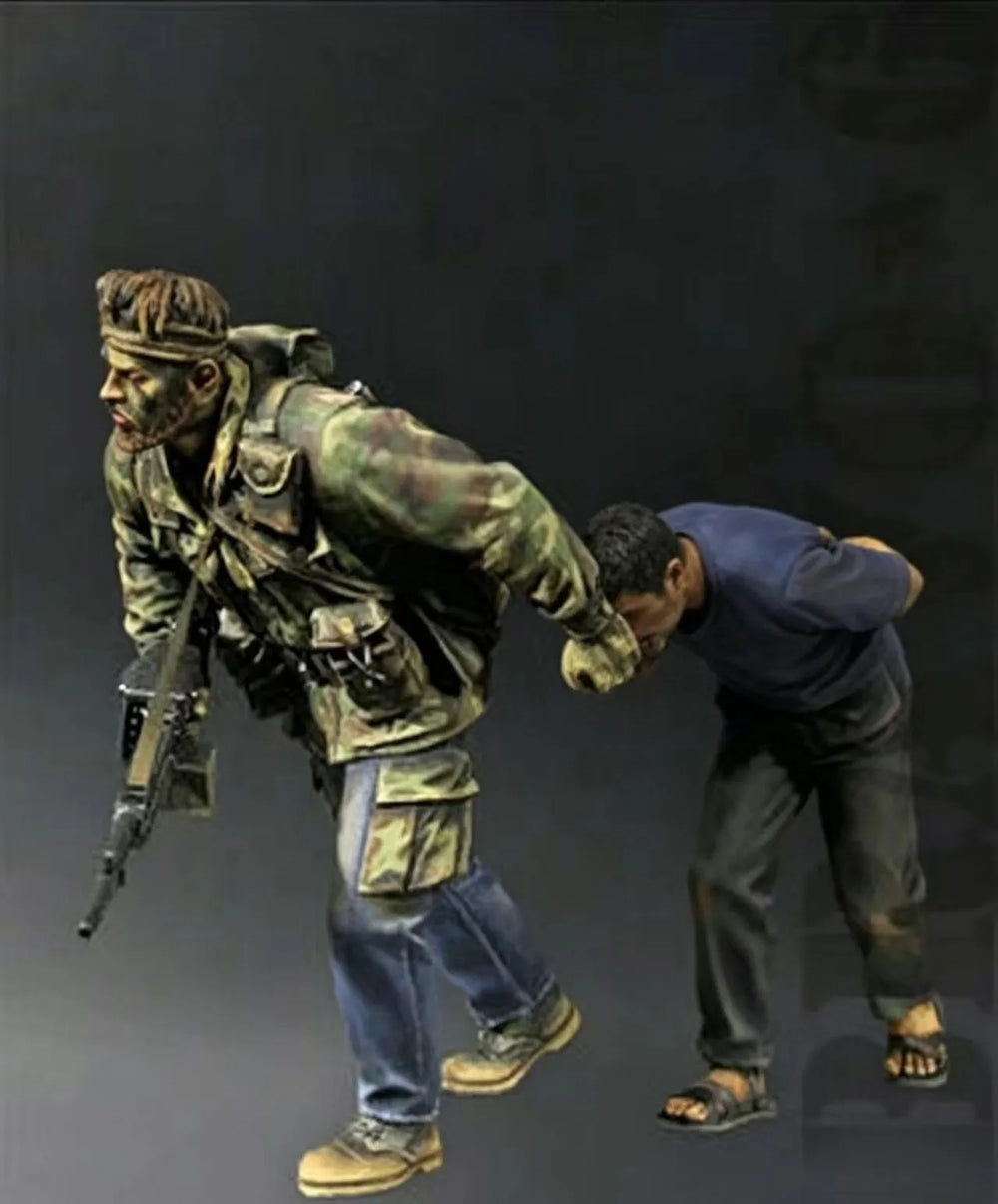 1/35 Modern Tactical Soldiers with Captives, 2 Figures, Resin Model Figure Kit, Unassembled and Unpainted