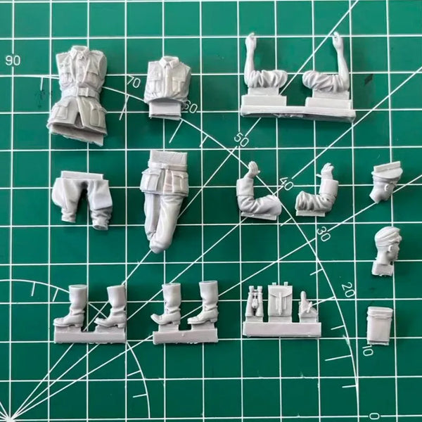 1/35 WWII German Officers with Maps, 2 Figures, Resin Model Figure Kit, Unassembled and Unpainted