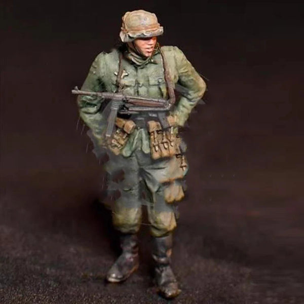 1/35 Modern Infantryman in Desert Gear with Rifle, Resin Model Figure Kit, Unassembled and Unpainted