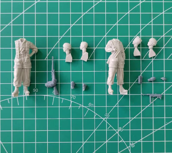 1/35 WWII German Soldiers Standing Armed and Casual, 2 Figures, Resin Model Figure Kit, Unassembled and Unpainted