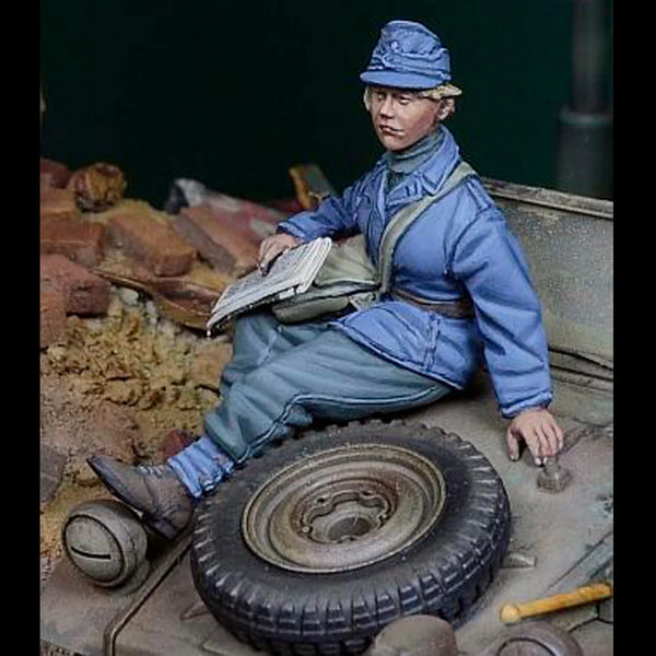 1/35 WWII German Soldier Reading Map on Vehicle, Resin Model Figure Kit, Unassembled and Unpainted