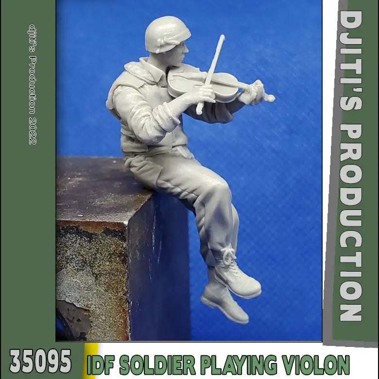 1/35 Modern Israeli Soldier Crouched on Ledge Aiming Rifle, Resin Model Figure Kit, Unassembled and Unpainted