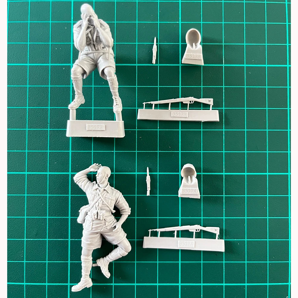 1/35 WWII Soldiers Desert Combat, 2 Figures, Resin Model Figure Kit, Unassembled and Unpainted