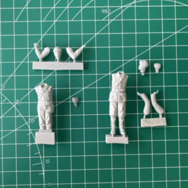 1/35 WWII German Tank Crew AA Gun, 2 Figures, Resin Model Figure Kit, Unassembled and Unpainted