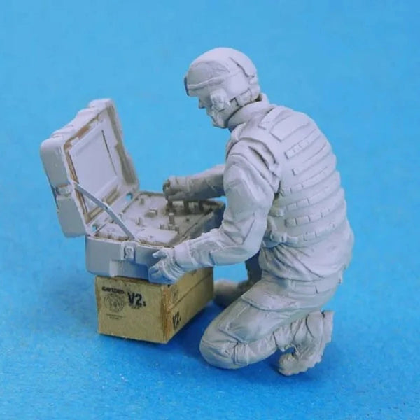 1/35 Modern US EOD Robot Operator, Resin Model Figure Kit, Unassembled and Unpainted