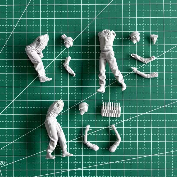 1/35 WWII German Anti-Aircraft Crew with Ammunition, 3 Figures, Resin Model Figure Kit, Unassembled and Unpainted