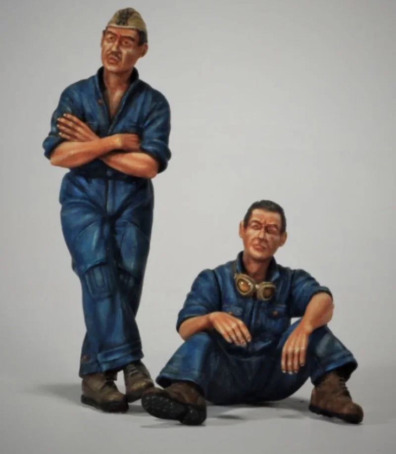 1/35 WWII German Panzer Crew with Reclining Gunner, 2 Figures, Resin Model Figure Kit, Unassembled and Unpainted