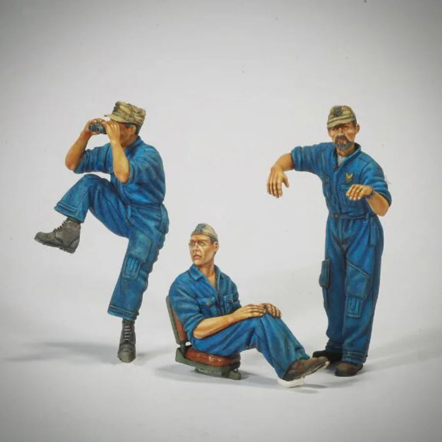1/35 WWII Italian Tank Crew with Commander Signaling, 3 Figures, Resin Model Figure Kit, Unassembled and Unpainted