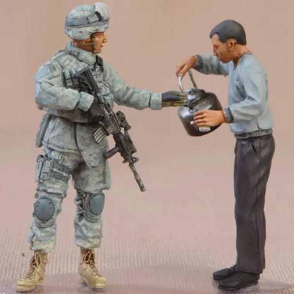 1/35 Modern Soldier and Civilian, 2 Figures, Resin Model Figure Kit, Unassembled and Unpainted