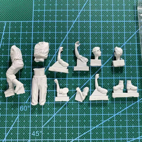 1/35 WWII Australian Tank Crew in Slouch Hats, 2 Figures, Resin Model Figure Kit, Unassembled and Unpainted