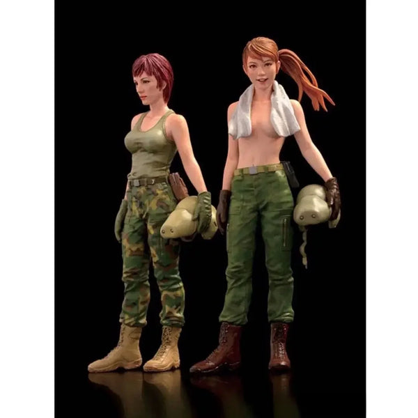 1/20 Modern Female Soldier Carrying Helmets, Resin Model Figure Kit, Unassembled and Unpainted