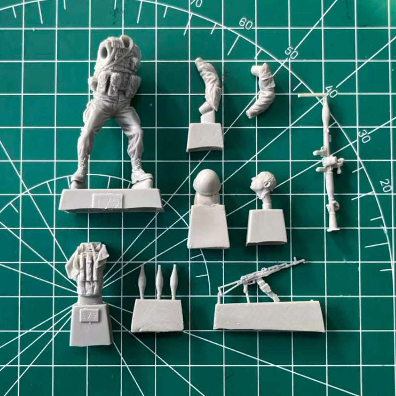 1/35 Modern Soviet Infantry Soldier Advancing, Resin Model Figure Kit, Unassembled and Unpainted
