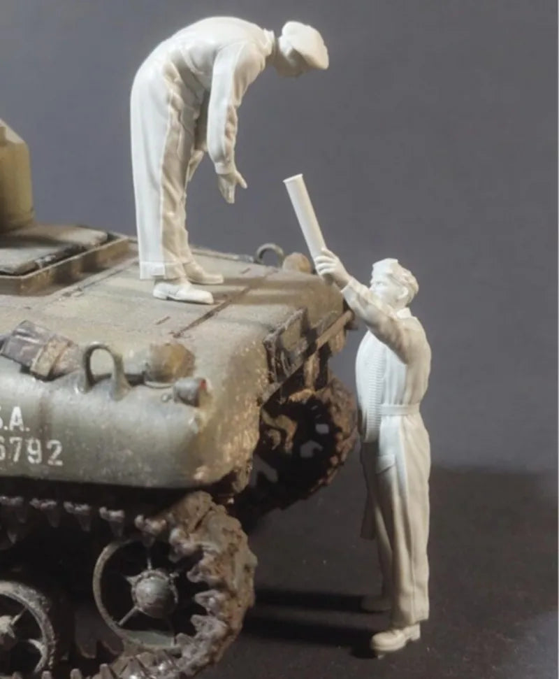 1/35 WWII British Tank Crew Ammunition Loading, 2 Figures, Resin Model Figure Kit, Unassembled and Unpainted