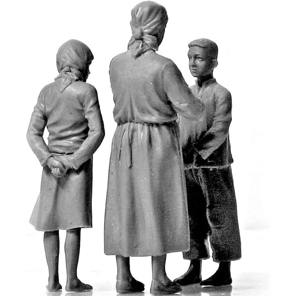 1/35 Cold War Soviet Civilian Family, 7 Figures, Resin Model Figure Kit, Unassembled and Unpainted