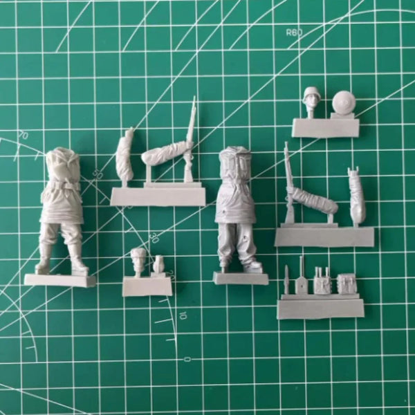 1/35 WWII German Winter Infantry Pointing, 2 Figures, Resin Model Figure Kit, Unassembled and Unpainted