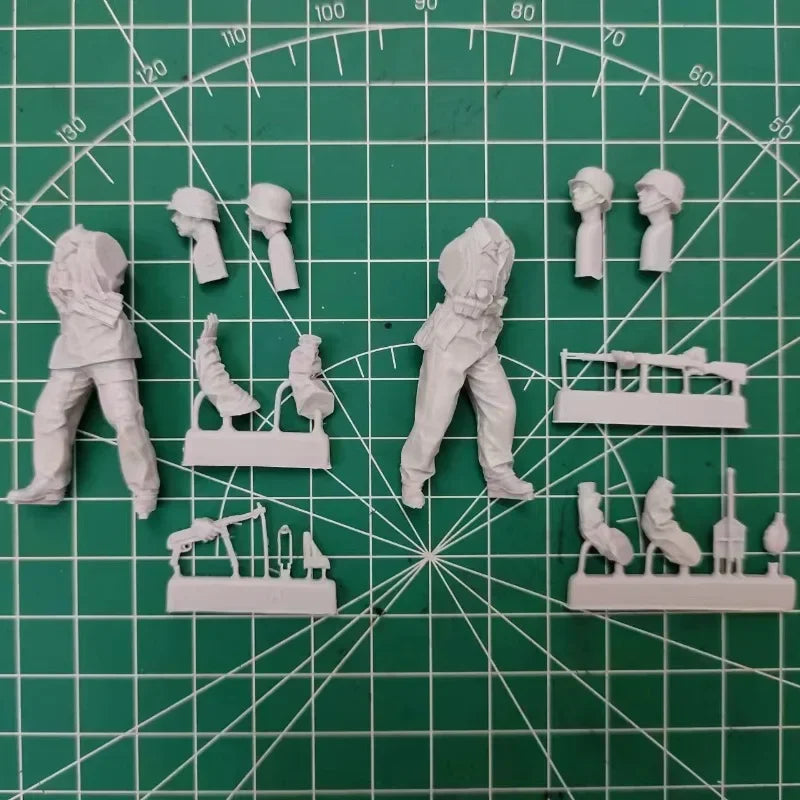 1/35 WWII German Infantry with MP40 and Rifles, 2 Figures, Resin Model Figure Kit, Unassembled and Unpainted