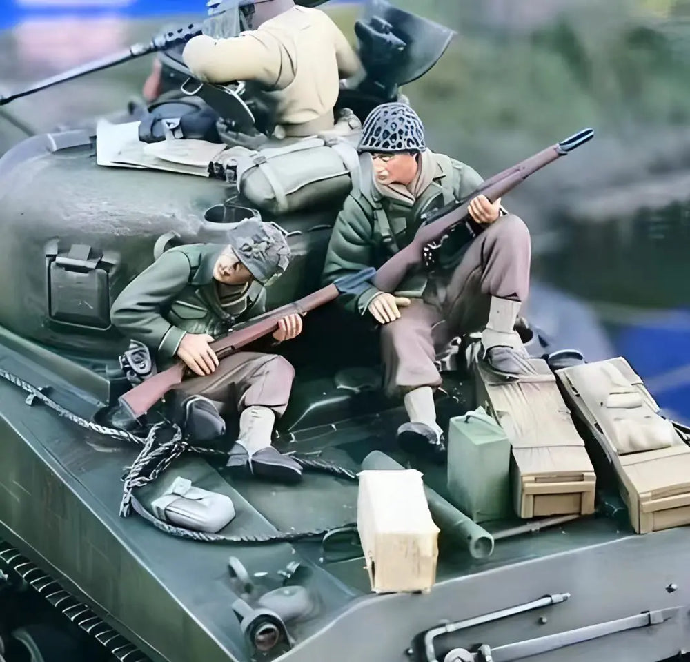 1/35 WWII US Soldiers on Tank, 4 Figures, Resin Model Figure Kit, Unassembled and Unpainted