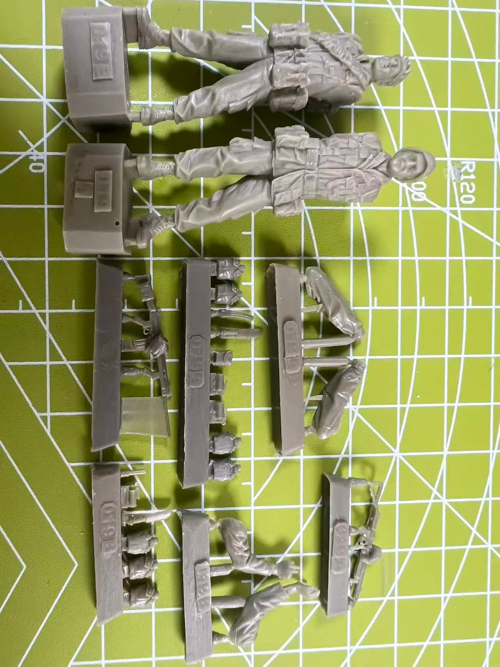 1/35 Modern Tactical Spotter and Support, 2 Figures, Resin Model Figure Kit, Unassembled and Unpainted