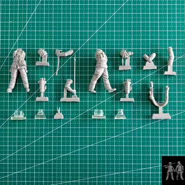 1/35 Modern Firefighters with Protective Masks, 2 Figures, Resin Model Figure Kit, Unassembled and Unpainted