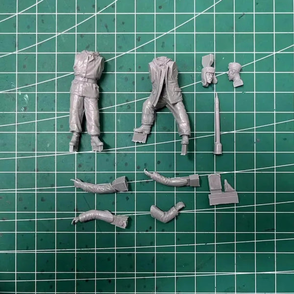 1/35 WWII German Tank Crew Winter, 2 Figures, Resin Model Figure Kit, Unassembled and Unpainted