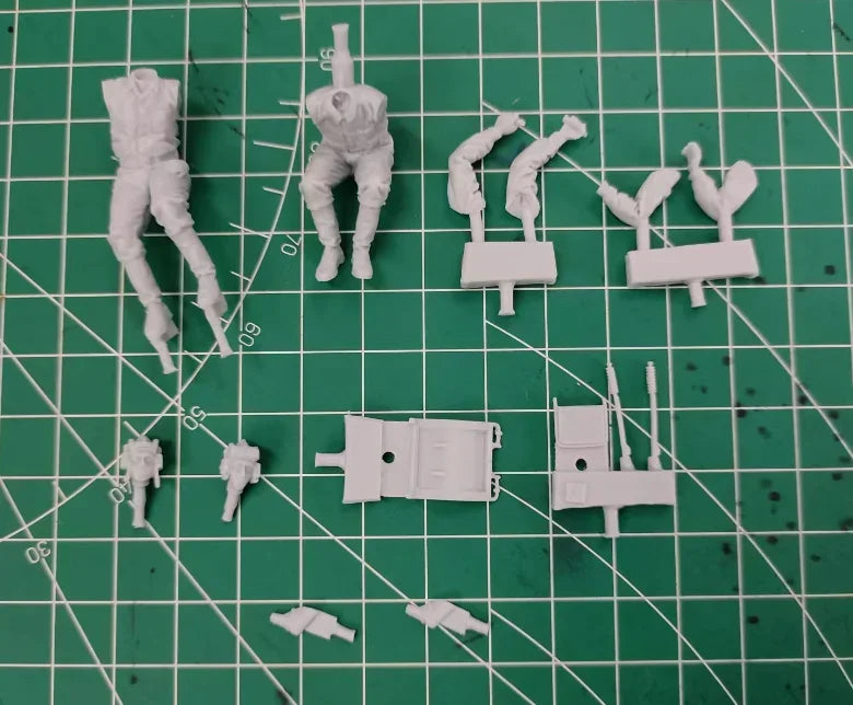 1/35 WWII Soviet Tank Crew at Hatch in Summer Uniforms, 5 Figures, Resin Model Figure Kit, Unassembled and Unpainted