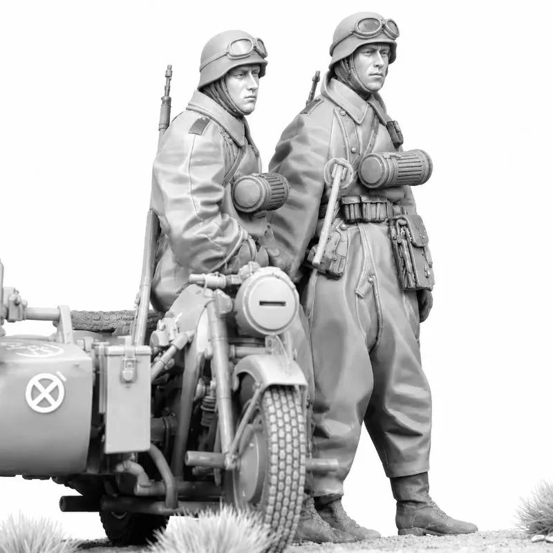 1/35 WWII German Wehrmacht Motorcycle, 4 Figures, Resin Model Figure Kit, Unassembled and Unpainted