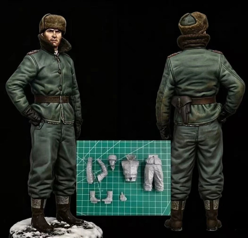 1/16 WWII German Officer in Papakha Hat, Resin Model Figure Kit, Unassembled and Unpainted